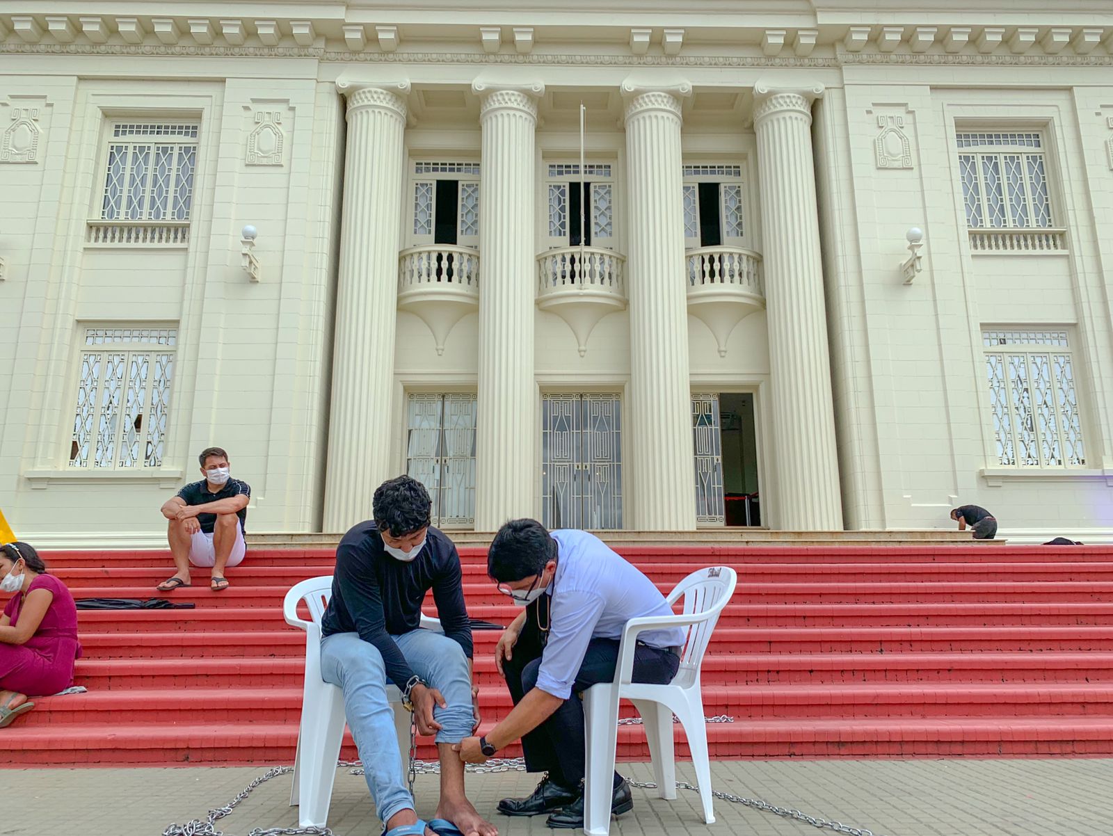 Jovem acorrentado na frente do palácio está com os pés inchados e pressão subindo, diz Jenilson